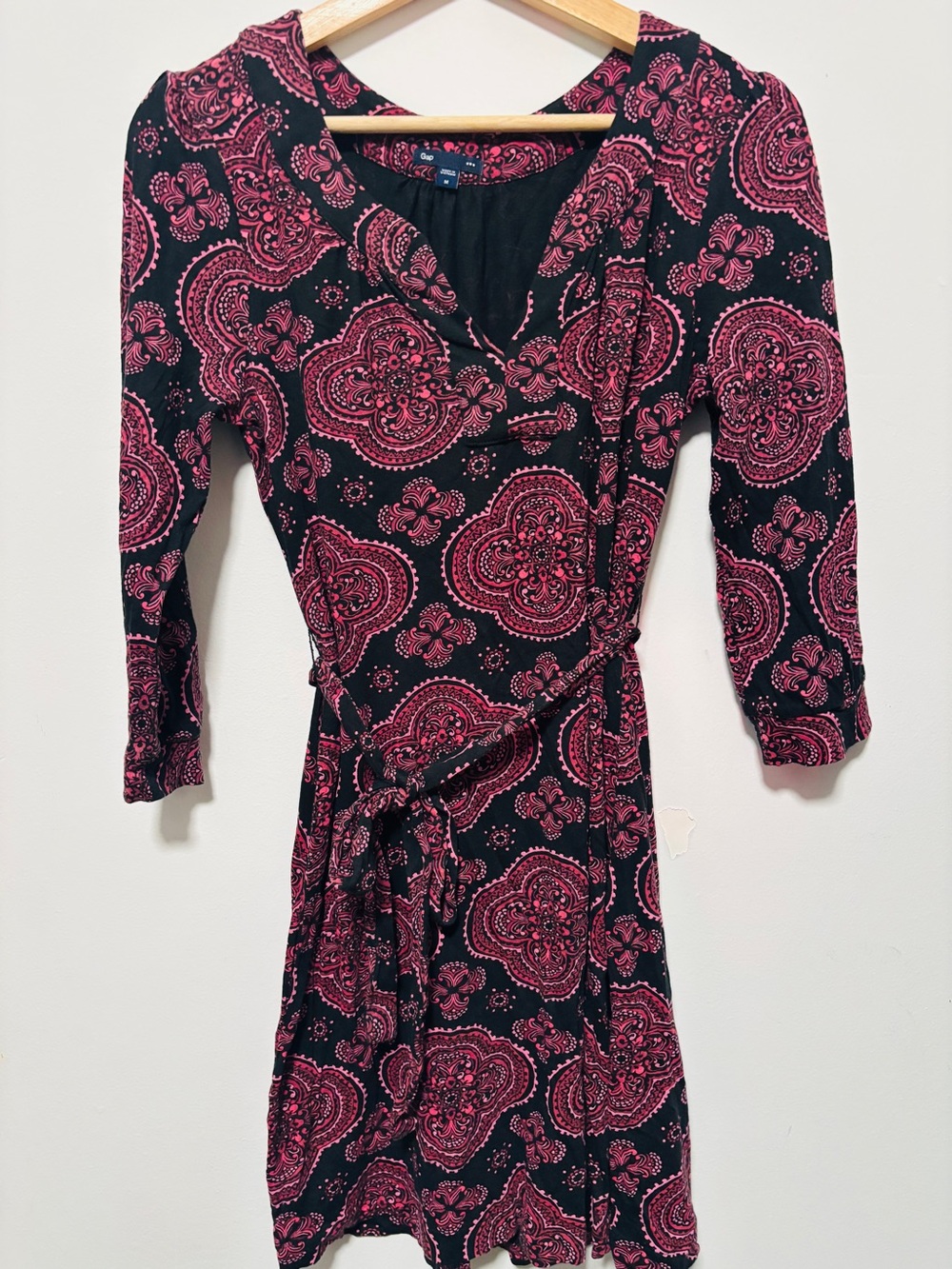 Gap black and pink paisley print dress flattering V-neckline fabric tie belt M